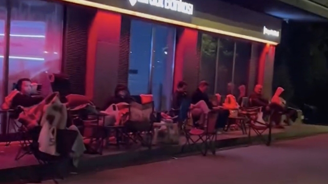 Çanakkale'de kurasız TOKİ satışı için geceden kamp sandalyeleriyle beklediler