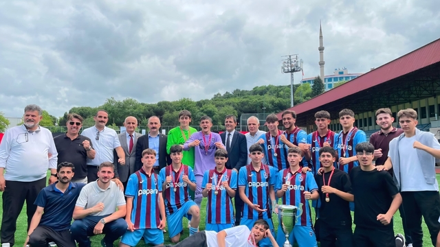 Araklı Saffet Çebi Lisesi'nin şampiyonluk sevinci