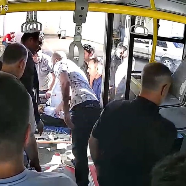 Epilepsi nöbeti geçiren yolcuyu hastaneye yetiştiren belediye otobüsü şoför...