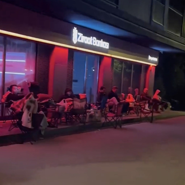 Çanakkale'de kurasız TOKİ satışı için geceden kamp sandalyeleriyle bekledil...