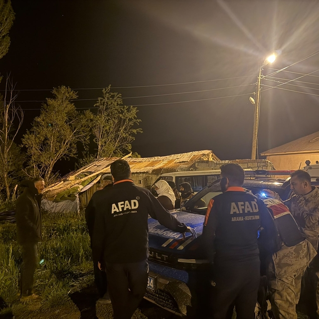 Hakkari'de yaylada mahsur kalan 8 kişi kurtarıldı