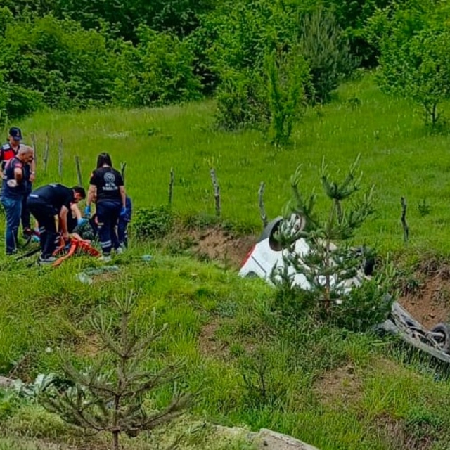Amasya'da devrilen hafif ticari araçtaki 3 kişi yaralandı