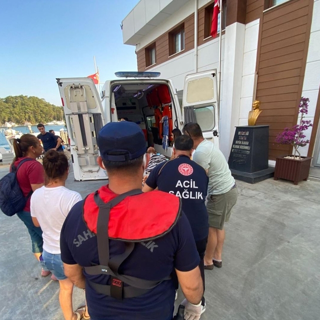 Tersane adasında rahatsızlanan vatandaşa tıbbi tahliye