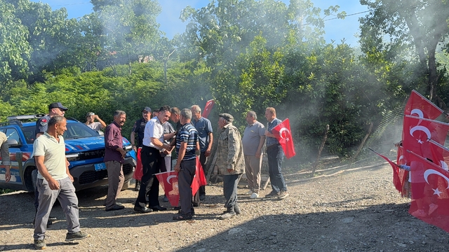 Samsun'da vatandaşlardan jandarmaya sürpriz kutlama