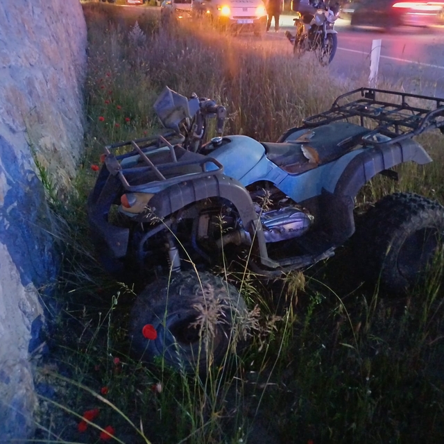 Arızalanan ATV'nin tamirine yardım ederken, otomobil çarptı: 1 yaralı