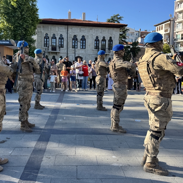 Sinop'ta komandolar yürüyüş gerçekleştirerek, tüfekli gösteri yaptı