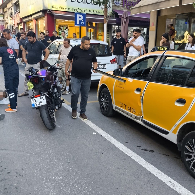 Keşan'da otomobil ile çarpışan motosikletin sürücüsü yaralandı