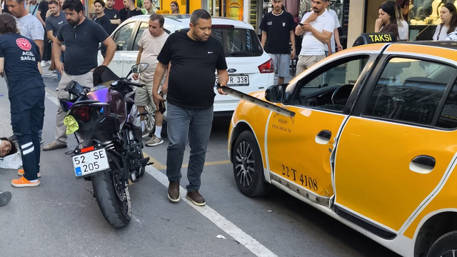 Açılan taksi kapısına çarparak devrilen motosikletin sürücüsü yaralandı