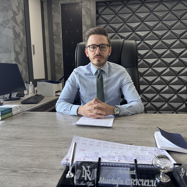 Kapı önlerindeki ayakkabı ve terliğe ceza gelebilir
Avukat Mustafa Erkulu:...