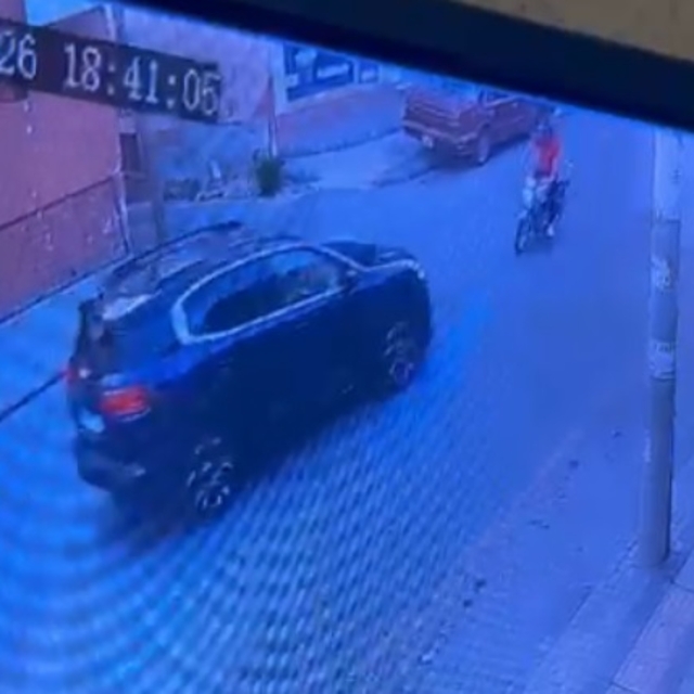 Otomobil ile motosikletin çarpıştığı kaza kamerada: 1 yaralı
