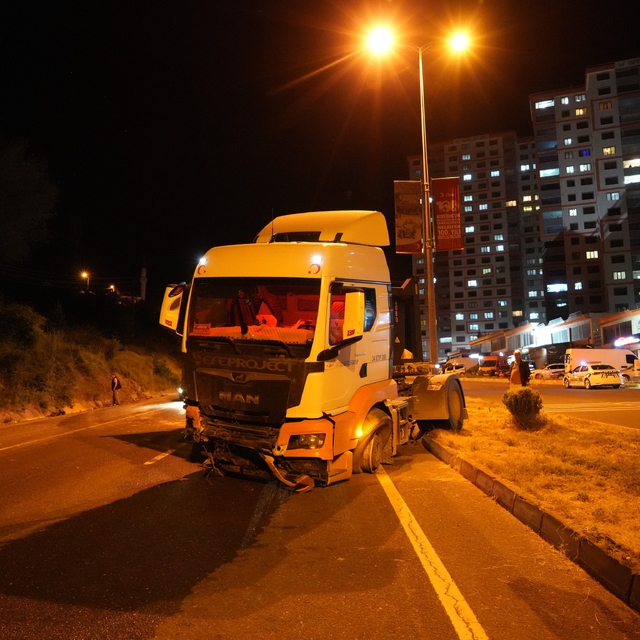 Lastiği patlayan tır, önce su kanalına sonra refüje çarptı: 1 yaralı