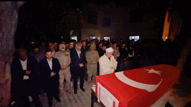 Ankara'dan getirilen gazi Mirza Keskin'in naaşı, Yüksekova'da düzenlenen törenle toprağa verildi