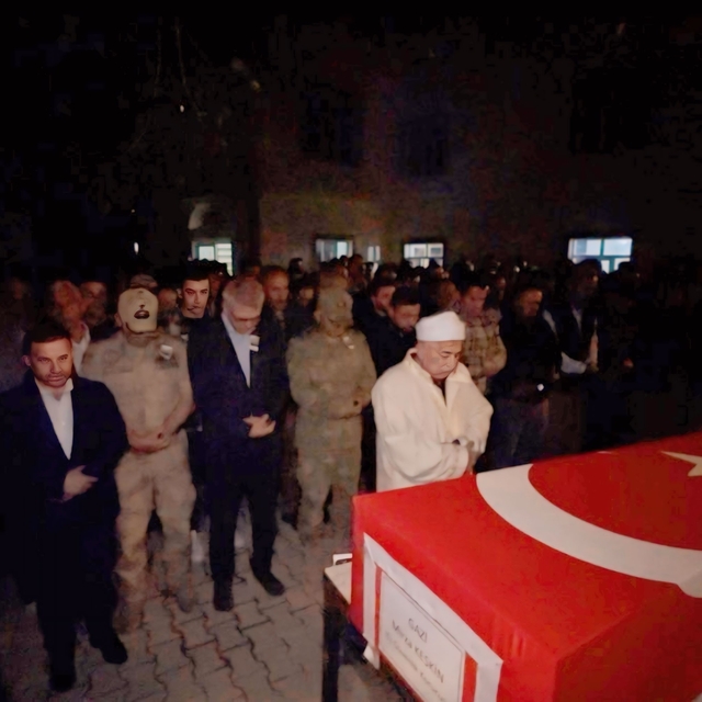 Ankara'dan getirilen gazi Mirza Keskin'in naaşı, Yüksekova'da düzenlenen tö...
