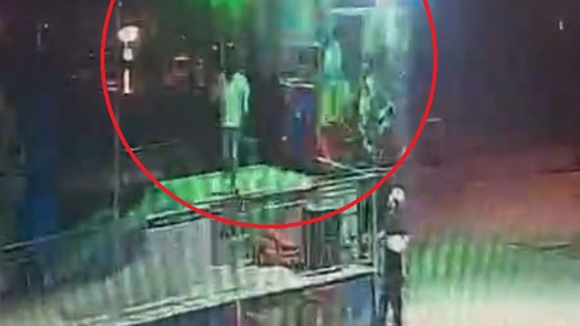 Lunaparkta 'ranger'ın operatöre çarptığı kaza kamerada