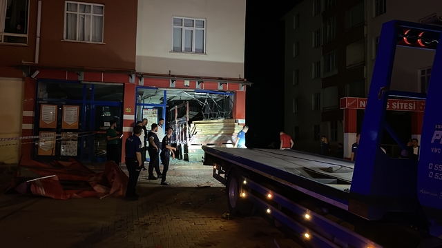 Kontrolden çıkan kamyon markete girdi: 1 ağır yaralı