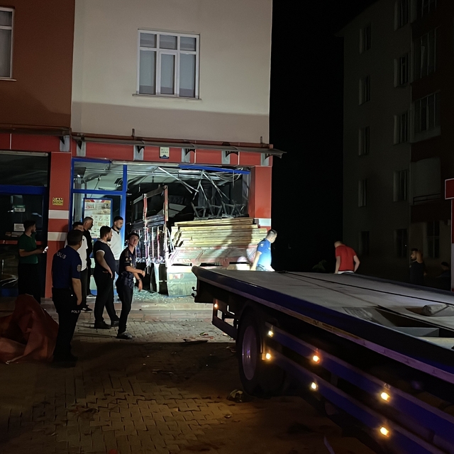 Kontrolden çıkan kamyon markete girdi: 1 ağır yaralı