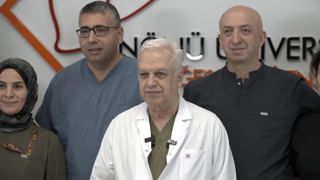 Dünyanın ilk 8'li çapraz karaciğer nakli Malatya'da gerçekleştirildi
Aynı anda 16 ameliyat yapıldı, operasyon 22 saat sürdü
Prof. Dr. Sezai Yılmaz: "Amacımız rekor kırmak değil, kritik durumdaki hastalara umut olmaktı"
