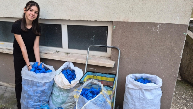 Boyu kadar mavi kapağı depremzedeler için topladı
Depremzede arkadaşları için 500 kilo mavi kapak biriktirdi
11 yaşındaki depremzede Ecenur geride bıraktığı arkadaşlarını unutmadı
5'inci sınıf öğrencisi Ecenur: "Depremin kırdığı kalpleri birlikte iyileştirelim"