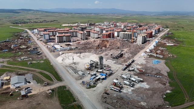 TOKİ'nin gittiği yerde arsa ve tarlalar değerleniyor
Aşağı Çağlan'da arsa ve tarla fiyatları 5-6 kat arttı
Emlakçı Kasım Karakaş:
"TOKİ'ye yaklaştıkça fiyatlar artıyor"
"Yani 10 kat bile artan yerler var şu anda"