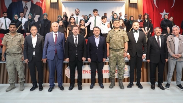 Eleşkirt'te gençlik konseri ve el sanatları sergisi düzenlendi