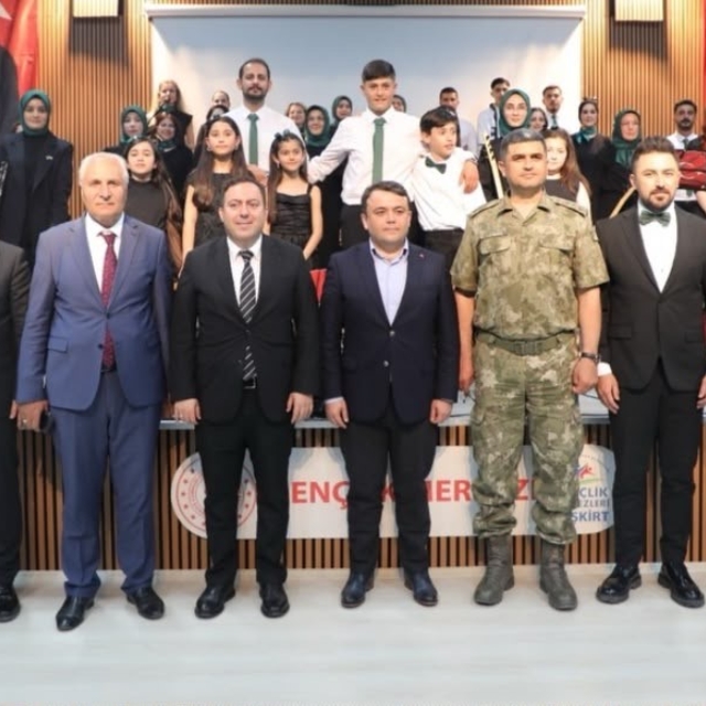 Eleşkirt'te gençlik konseri ve el sanatları sergisi düzenlendi
