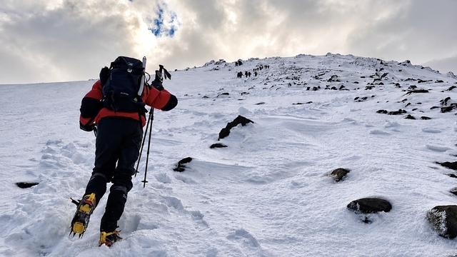 Kar ve tipiye rağmen Ağrı Dağı'na tırmanan dağcılar, tırmanışı kayıp dağcıya adadı