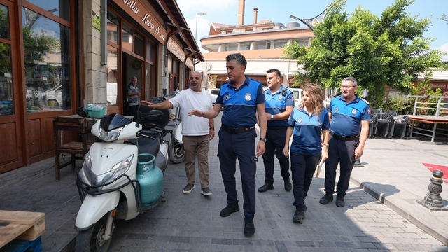 Tarsus'ta zabıtadan esnafa ortak kullanım alanı bilgilendirmesi