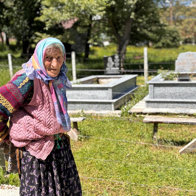 Ayağında kara lastik, elinde baston: Eşi ve oğlunun mezarından ayrılmıyor
E...