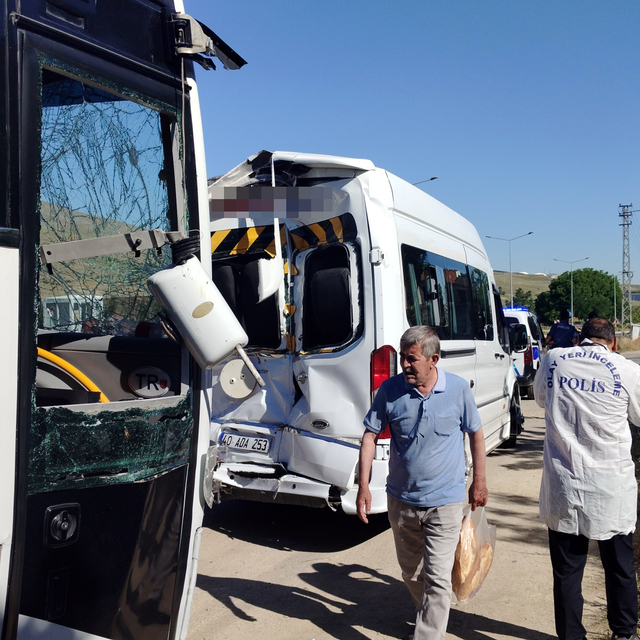 Kırşehir'de işçi servis midibüsü, minibüse çarptı: 1'i ağır 17 yaralı