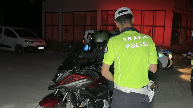 Burdur'da polis ekiplerinden sıkı denetim
Yapılan denetimlerde alkollü sürücüye cezai işlem uygulandı