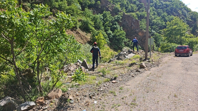 Dereye düşen kamyonette kaybolan baba-oğlu arama çalışmalarında 2'nci gün