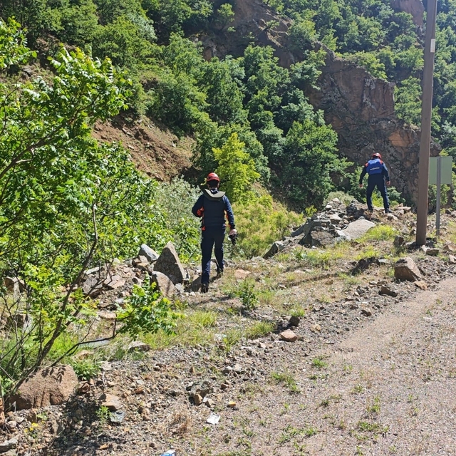 Dereye düşen kamyonette kaybolan baba-oğlu arama çalışmalarında 2'nci gün