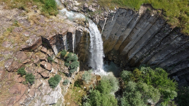 Elazığ'da saklı doğa harikası: Nişankaya Şelalesi ve doğal kanyon