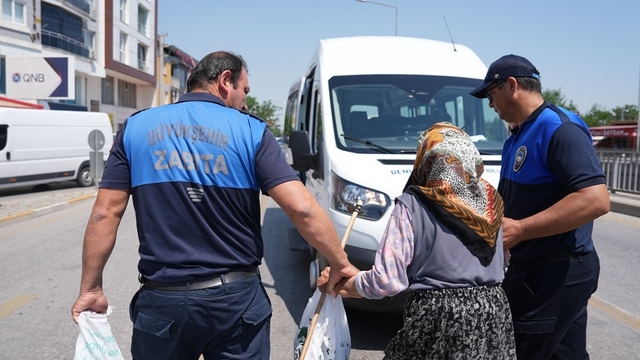 Denizli Büyükşehir zabıtası dilencilere geçit vermiyor