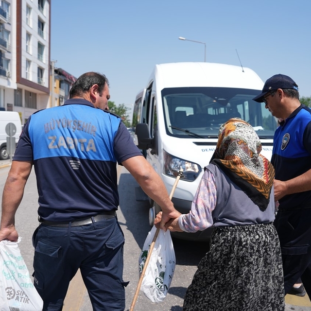 Denizli Büyükşehir zabıtası dilencilere geçit vermiyor