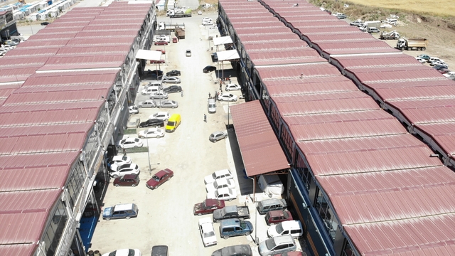 Yazın toz, kışın çamur çilesi esnafı bezdirdi: "Burayı belediyenin yapması gerekiyor"
Kahramanmaraş'ta Yamanlar Sanayi Sitesi esnafı belediyeden asfalt bekliyor
"Dulkadiroğlu Belediyesi'ne birçok kez gidildi, başkanımıza da defalarca söyledik"