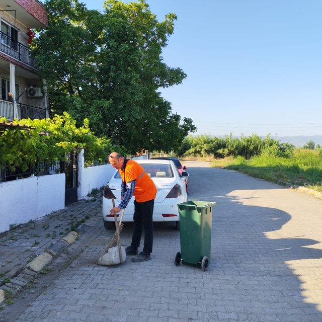 Efeler'de temizlik çalışmaları sürüyor