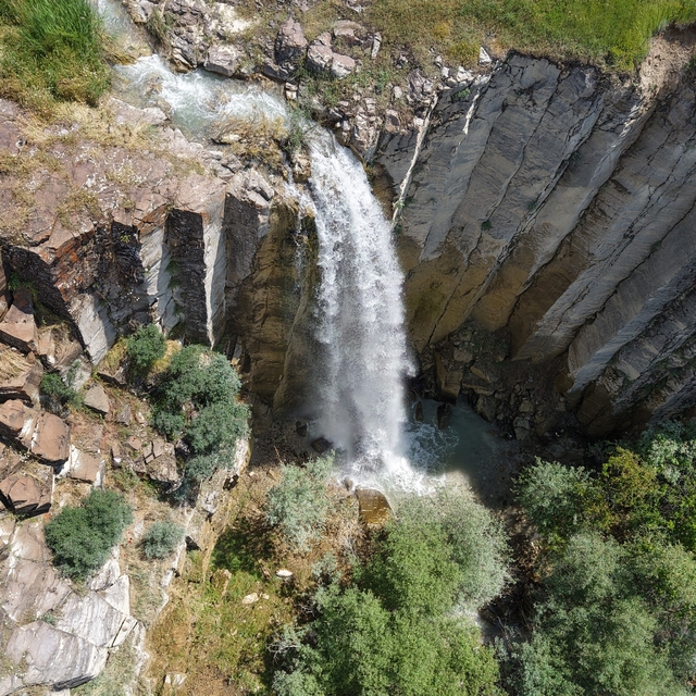 Elazığ'da saklı doğa harikası: Nişankaya Şelalesi ve doğal kanyon
