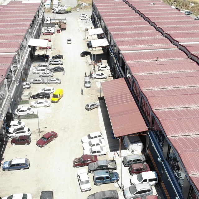 Yazın toz, kışın çamur çilesi esnafı bezdirdi: "Burayı belediyenin yapması...