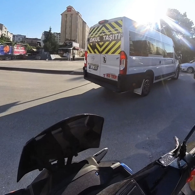 Önce motosikletlinin üzerine kırdı, sonra ters yöne girdi