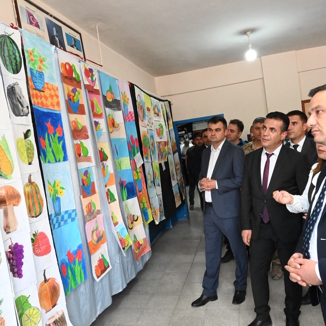 Hizan'da "Fırçadan Kalbe Resim Sergisi" açıldı