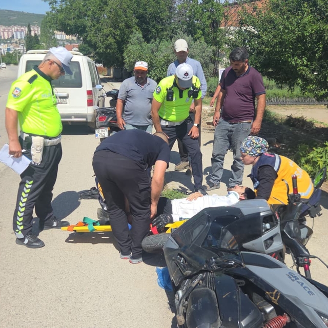 Bursa'da hafif ticari aracın çarptığı motosiklet sürücüsü yaralandı