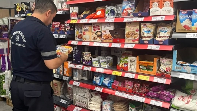 Germencik'te zabıta ekipleri marketlerde etiket ve son kullanma tarihi kontrolü yaptı