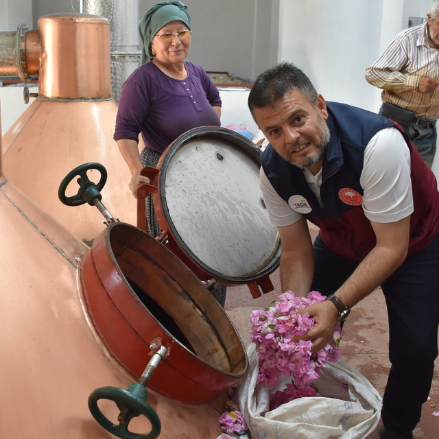 Afyonkarahisarlı üretici aldığı destekle bahçesine gül yağı tesisi kurdu