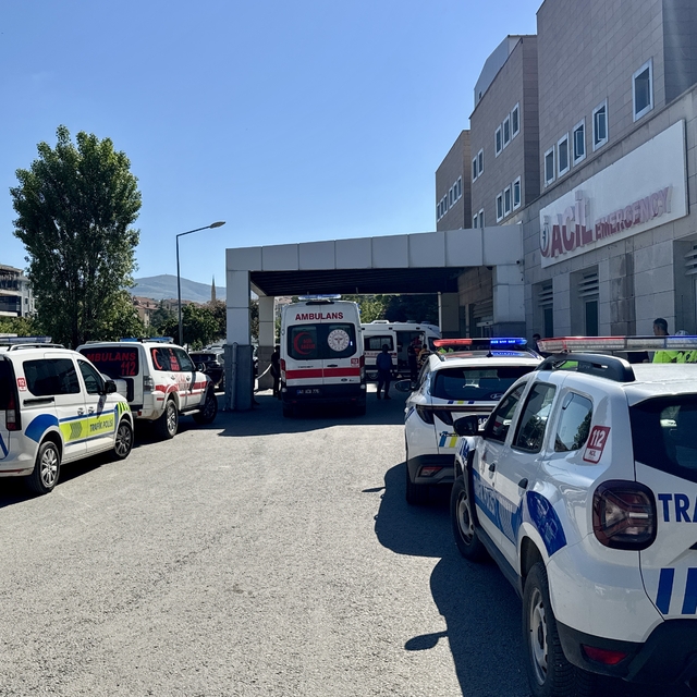GÜNCELLEME - Kırşehir'de işçi servislerinin karıştığı kazada 42 kişi yarala...