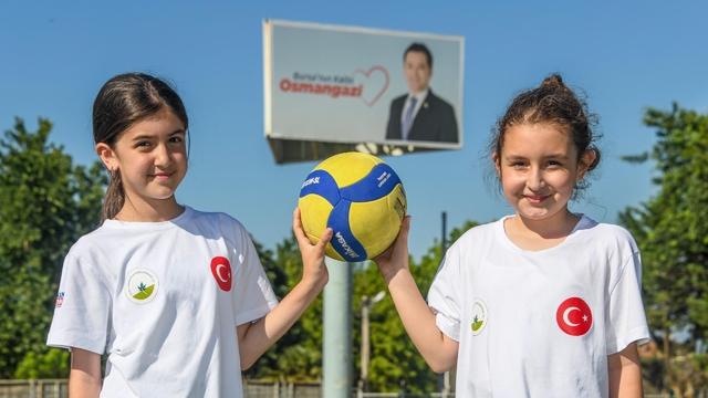 Geleceğin voleybolcuları Osmangazi'de yetişiyor
Osmangazi'deki Mini Voleybol Şenliği'nde bin 300 çocuk hünerlerini sergiledi