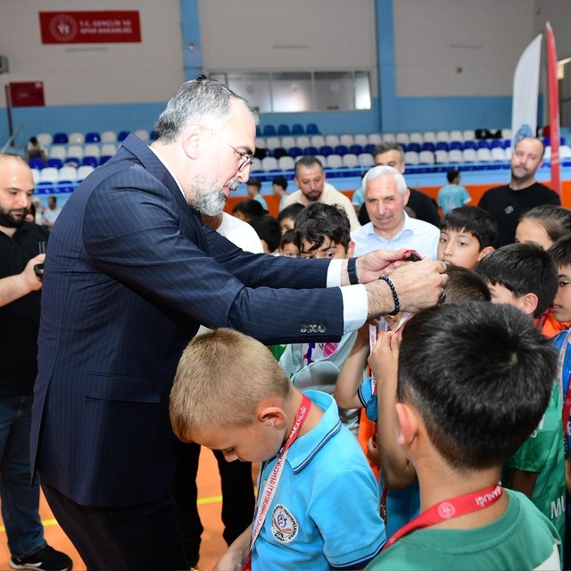 Kestel Belediyesi'nden genç sporculara çifte destek
Formalar dağıtıldı, şam...