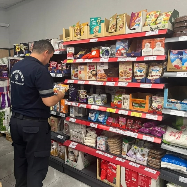 Germencik'te zabıta ekipleri marketlerde etiket ve son kullanma tarihi kont...