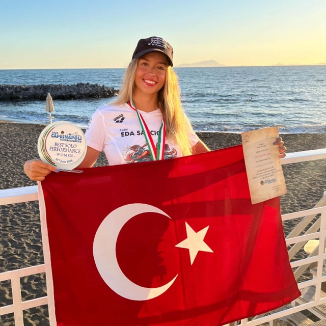 İzmirli yüzücü Eda Savcıgil'den tarihi başarı