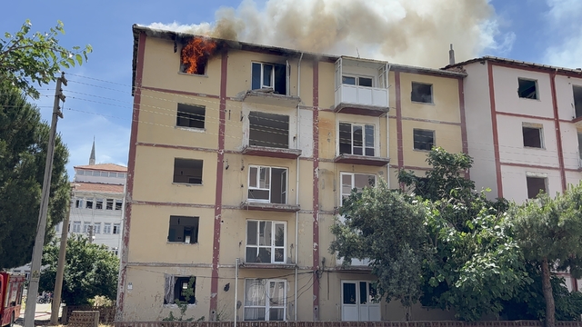 Çanakkale'de boş apartmanda çıkan yangın korkuttu